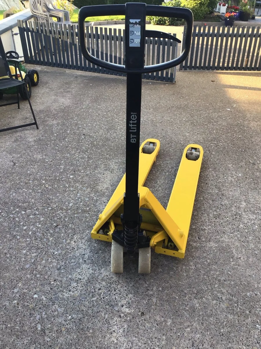 Pallet truck - Image 1