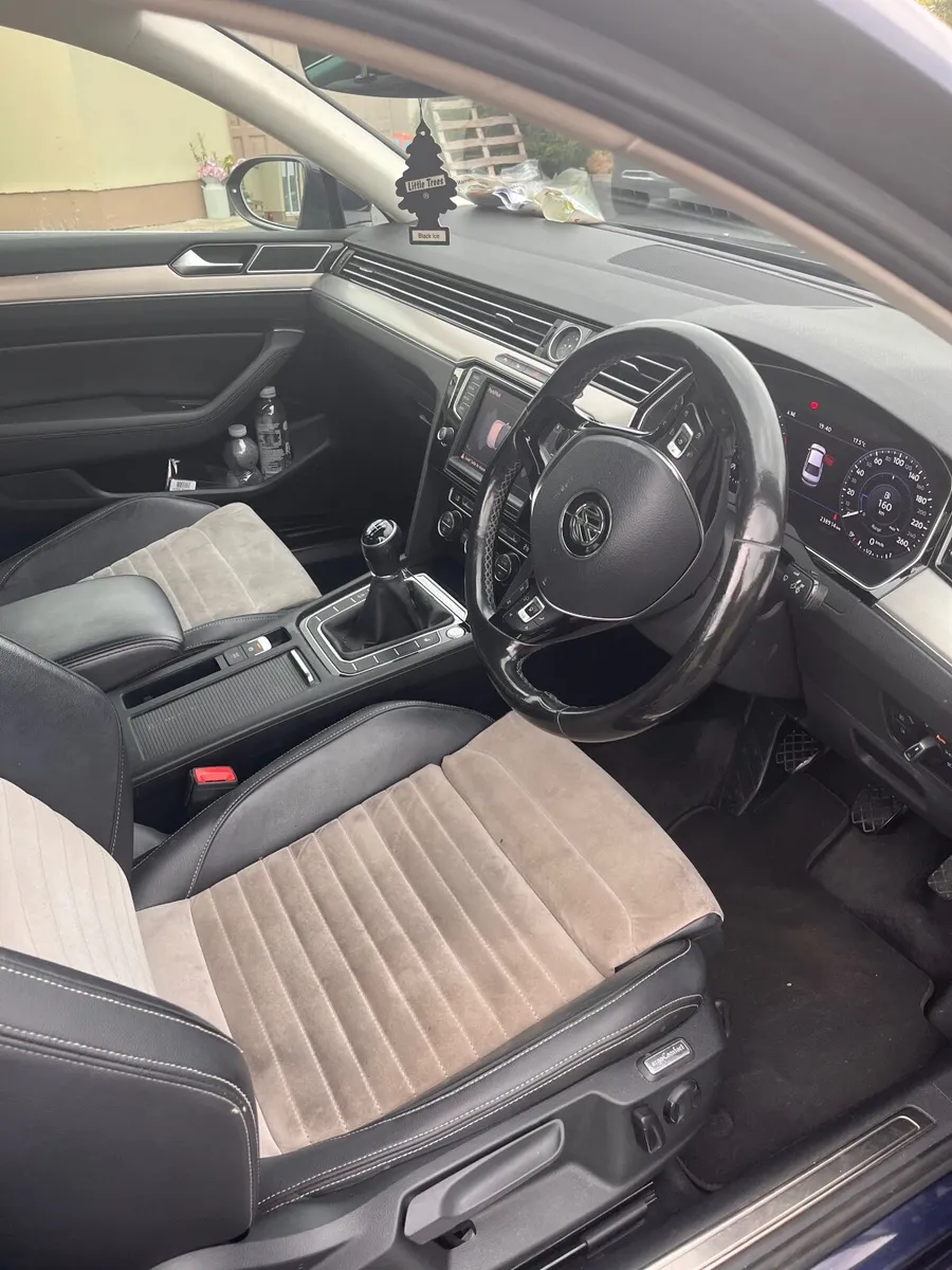 Volkswagen Passat 2016 - Image 2