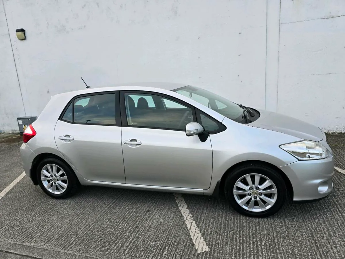 Toyota Auris 2011 Immaculate condition - Image 1