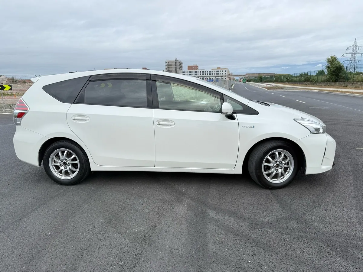 Toyota Prius Alpha - Image 2