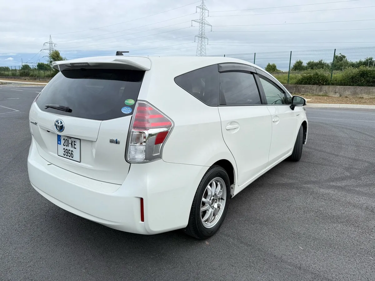 Toyota Prius Alpha - Image 3