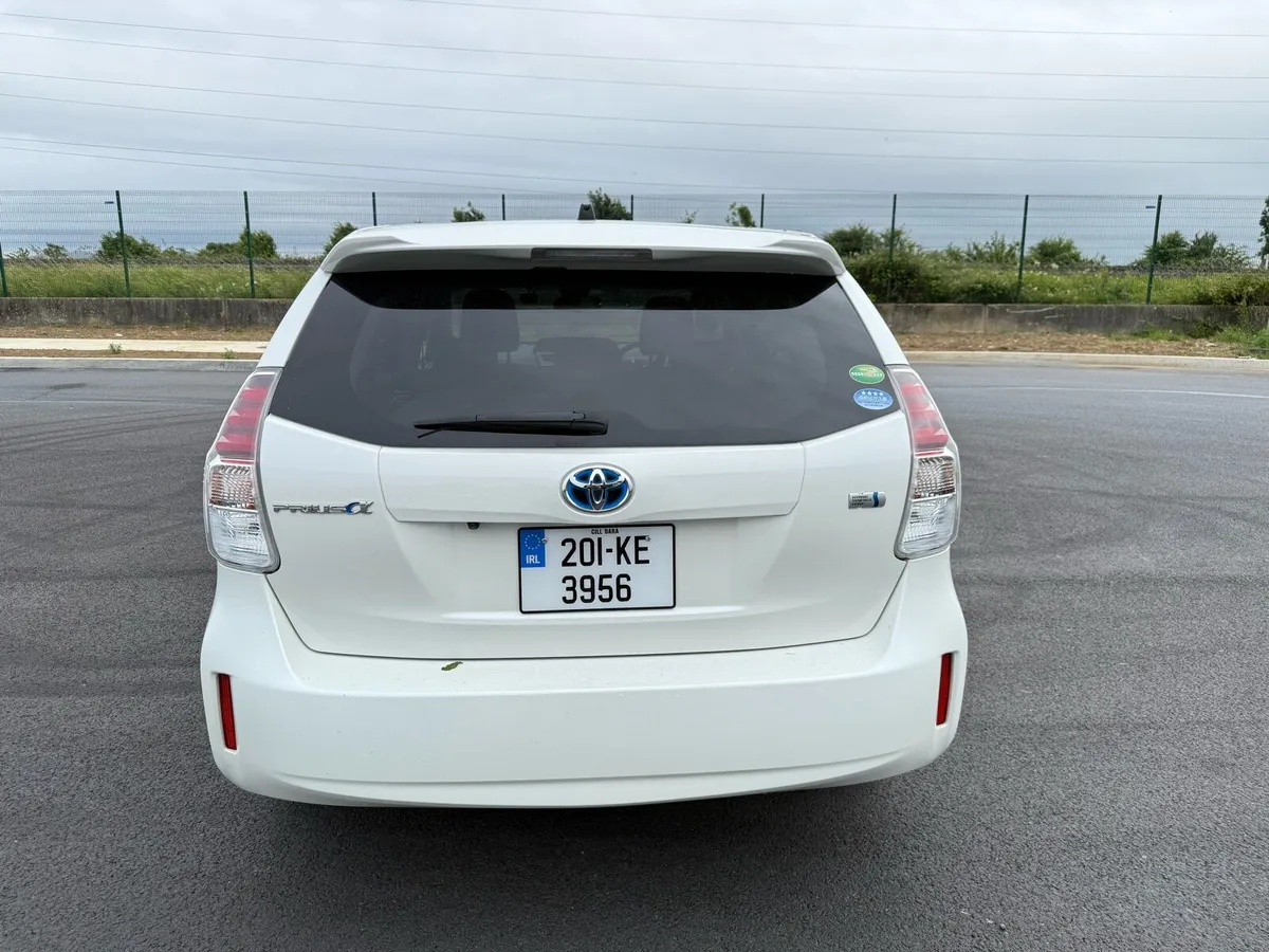 Toyota Prius Alpha - Image 4