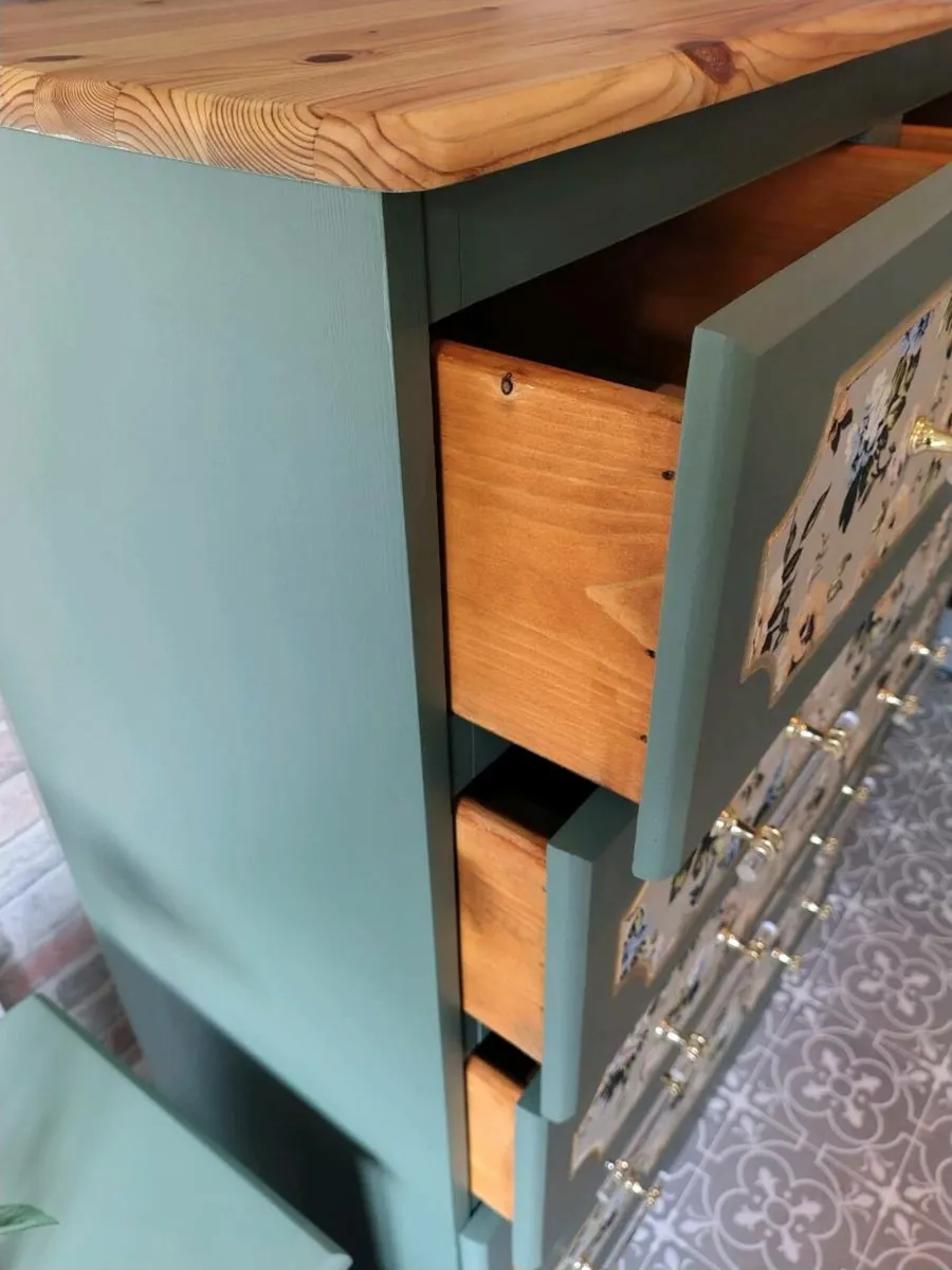 Chest of drawers and matching lockers - Image 3