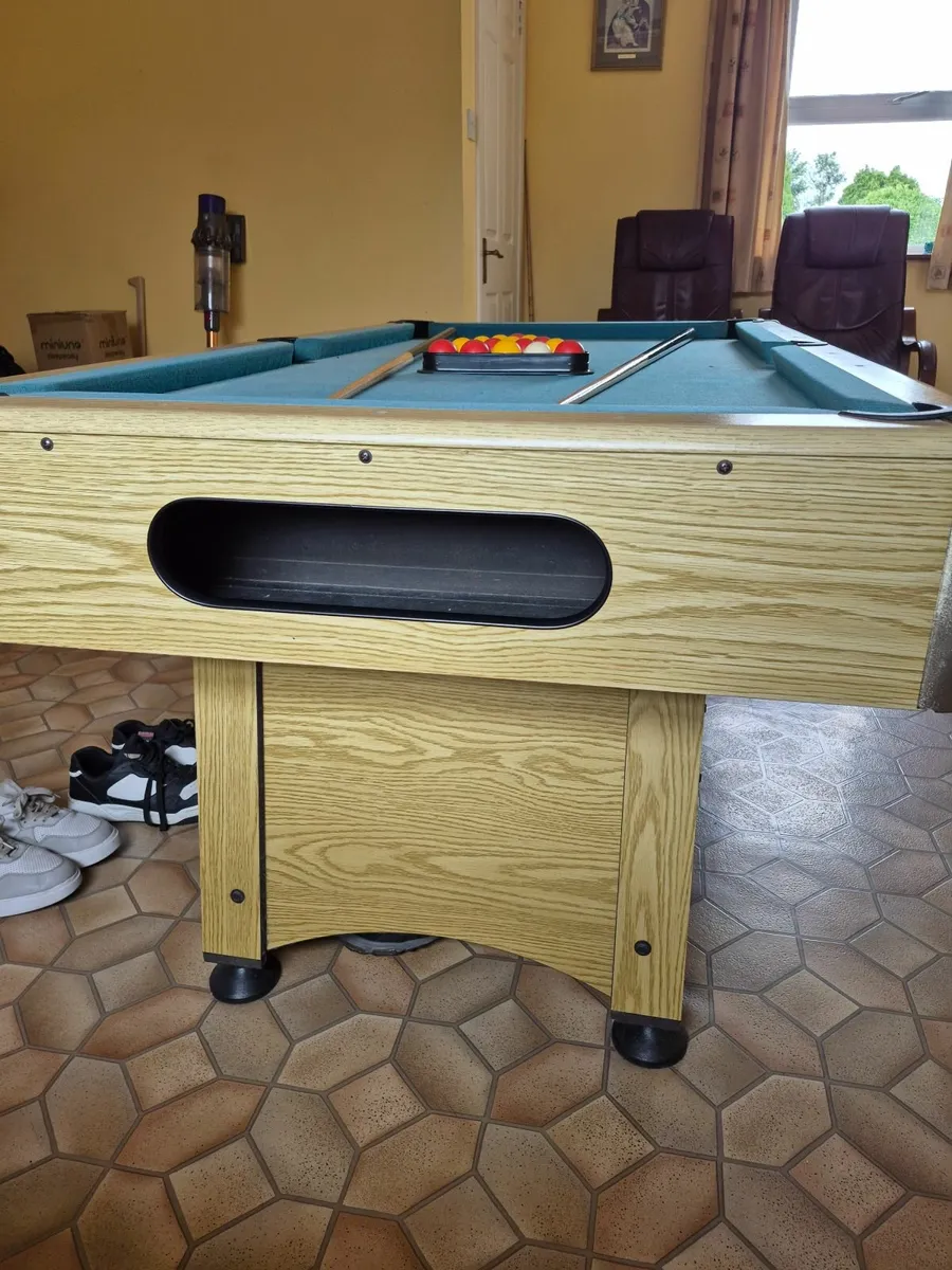 Pool table - Image 1