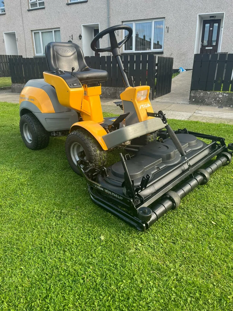 Stiga 4x4 ride on lawnmower - Image 1