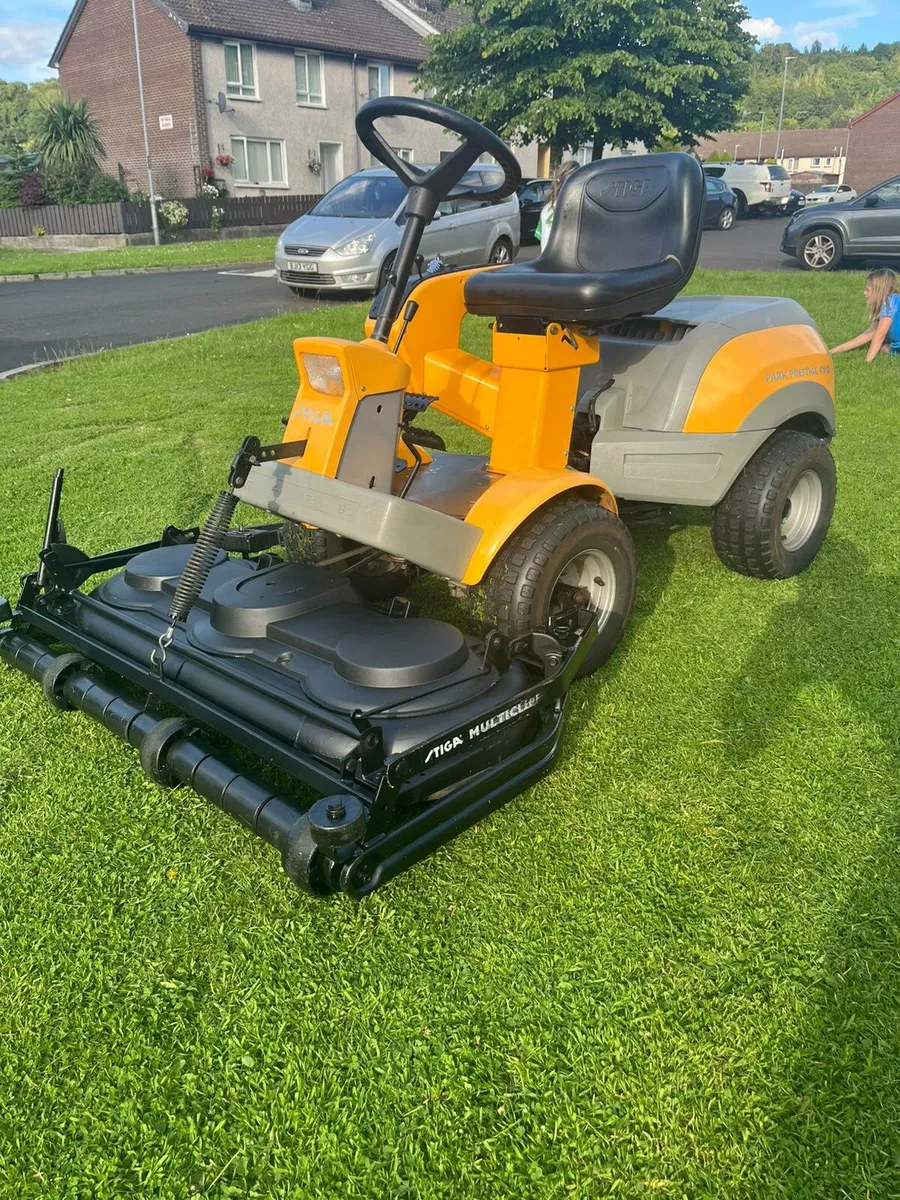Stiga 4x4 ride on lawnmower - Image 2