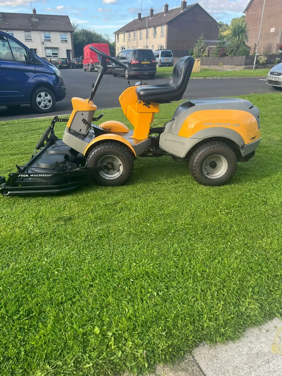 Stiga 4x4 ride on lawnmower - Image 3
