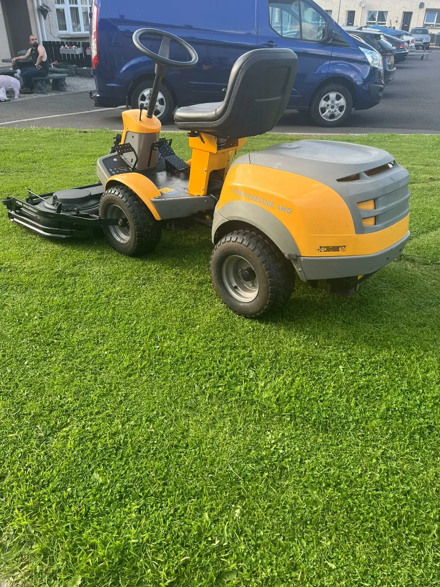 Stiga 4x4 ride on lawnmower - Image 4
