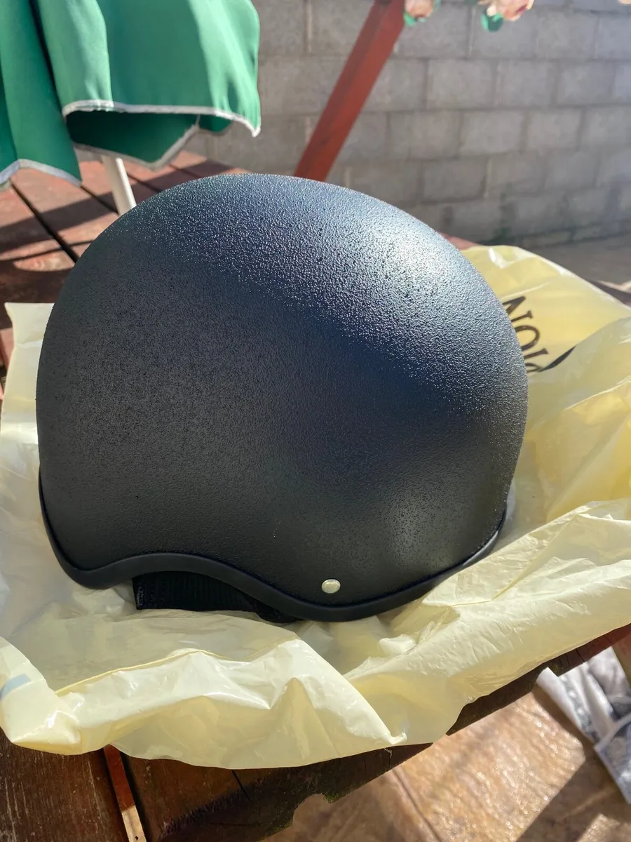 Horse riding helmet - Image 1