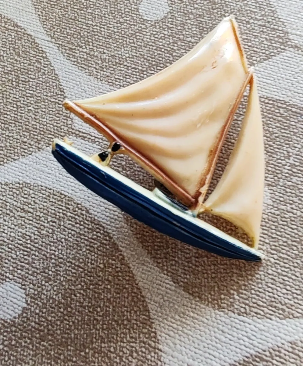 Vintage boat brooch - Image 1