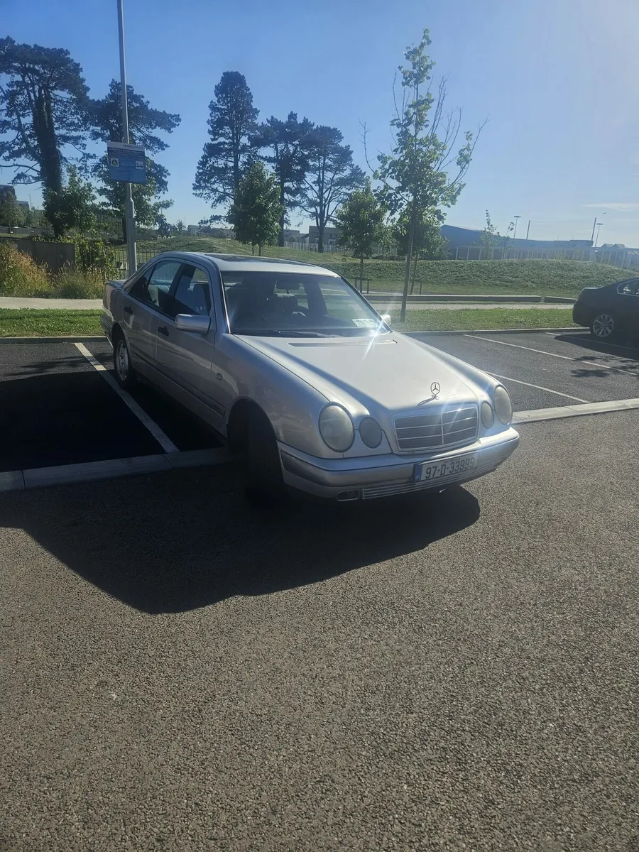 Mercedes benz E230 - Image 2
