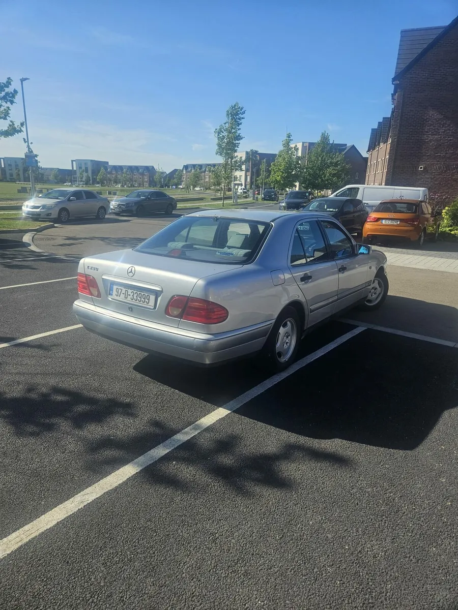 Mercedes benz E230 - Image 3