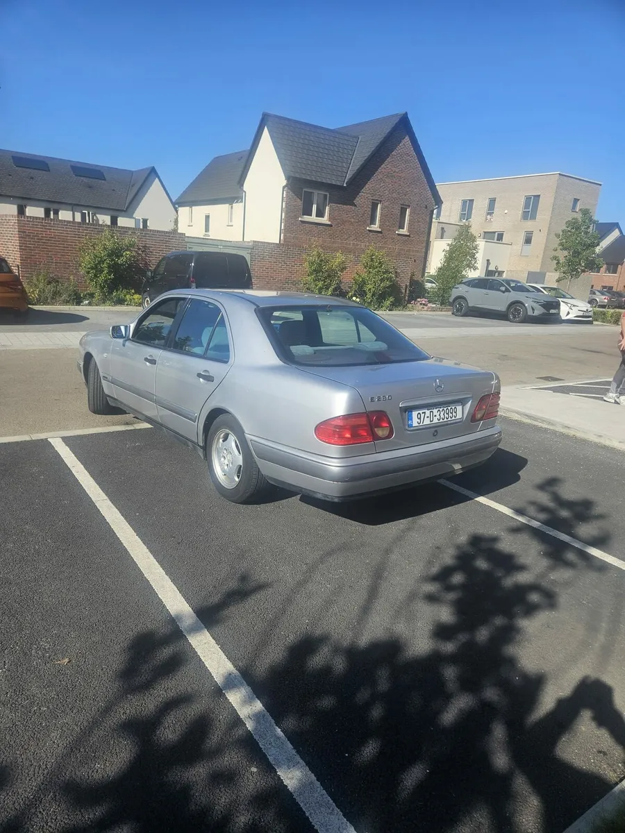 Mercedes benz E230 - Image 4