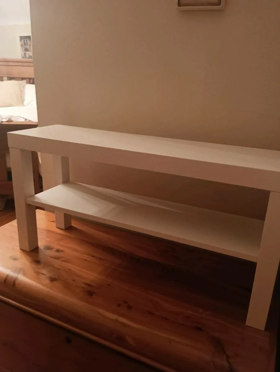 Lovely long slim table. - Image 1