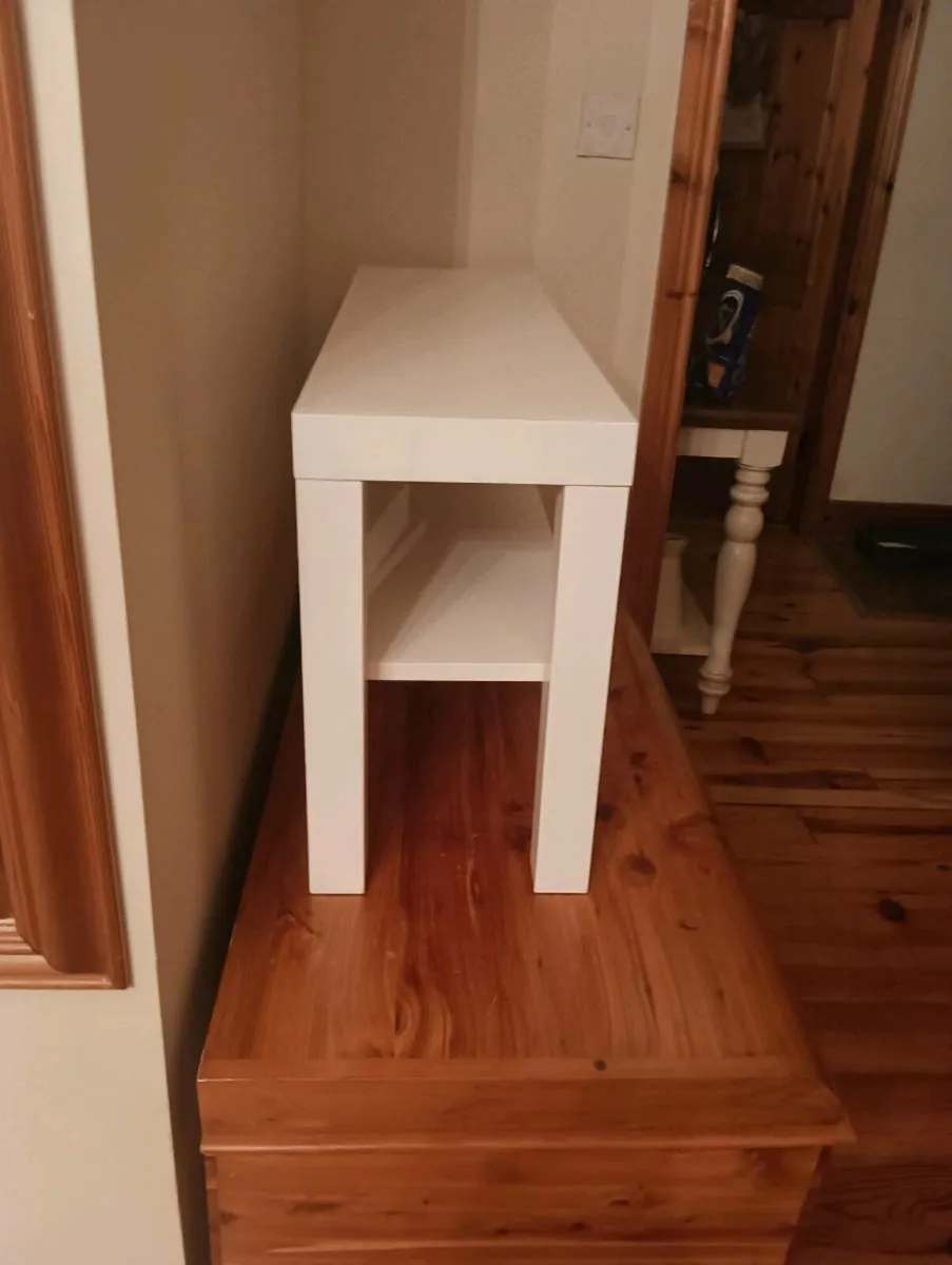 Lovely long slim table. - Image 4