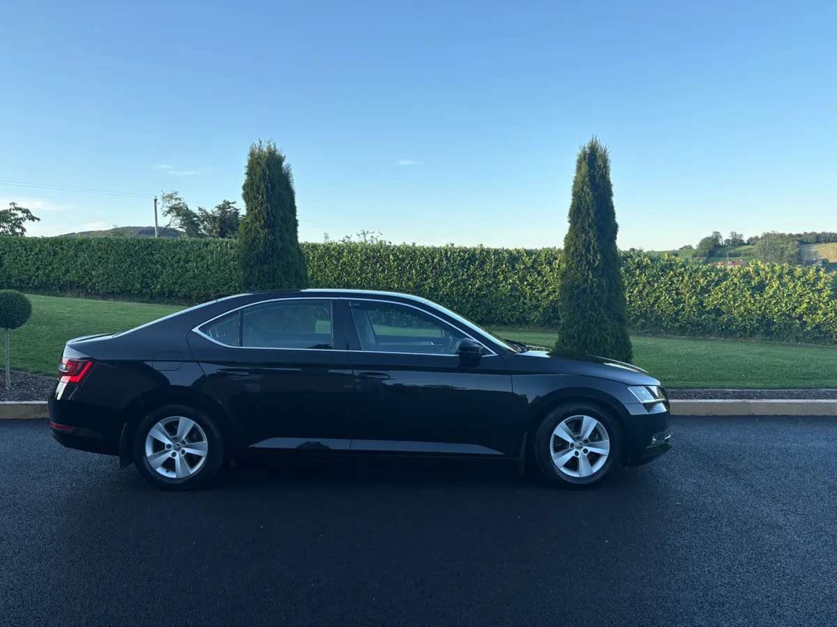 Skoda Superb 2017 - Image 2