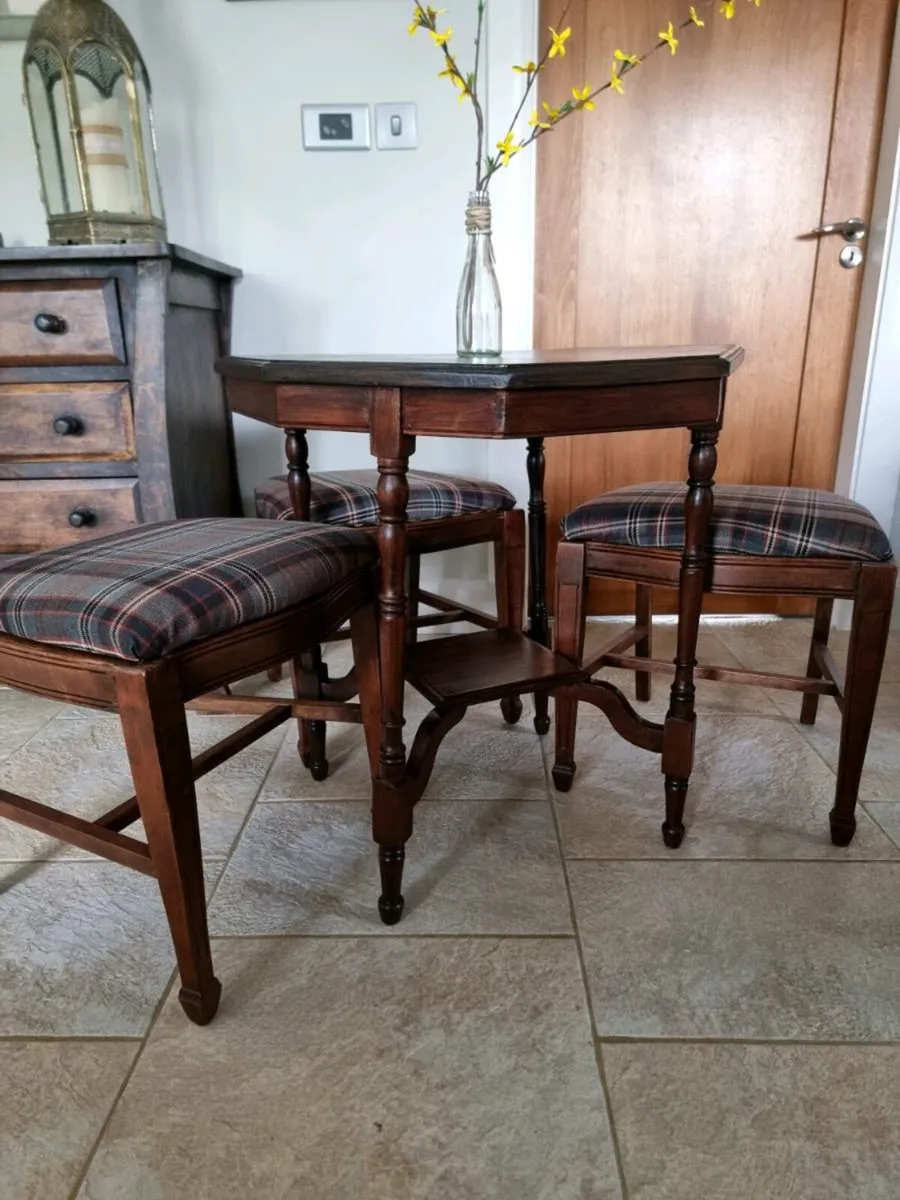 Beautiful Table & 3 Stools - Image 3