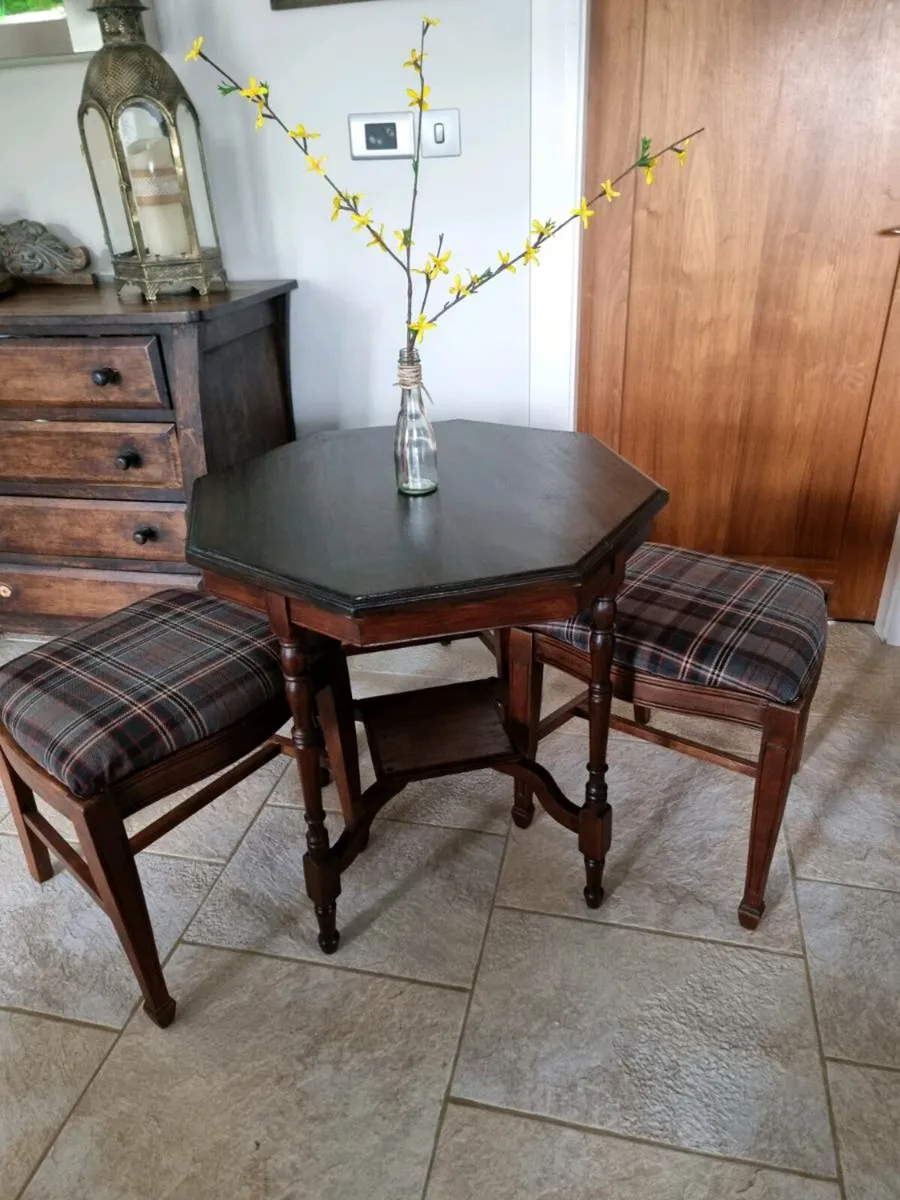 Beautiful Table & 3 Stools - Image 4
