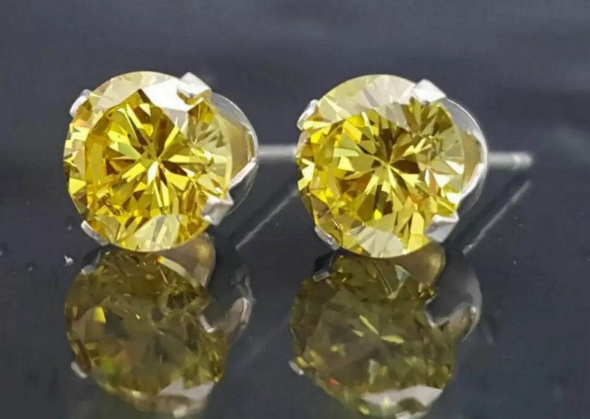 Vintage 'Champagne Sapphire' Solitaires - Image 1