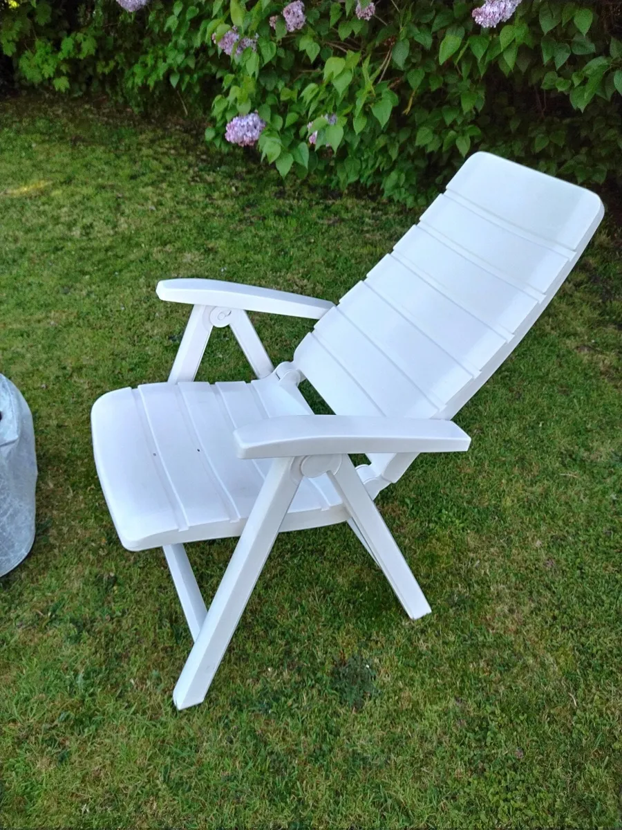 x1 Large White Plastic Recliner Garden Chair - Image 4