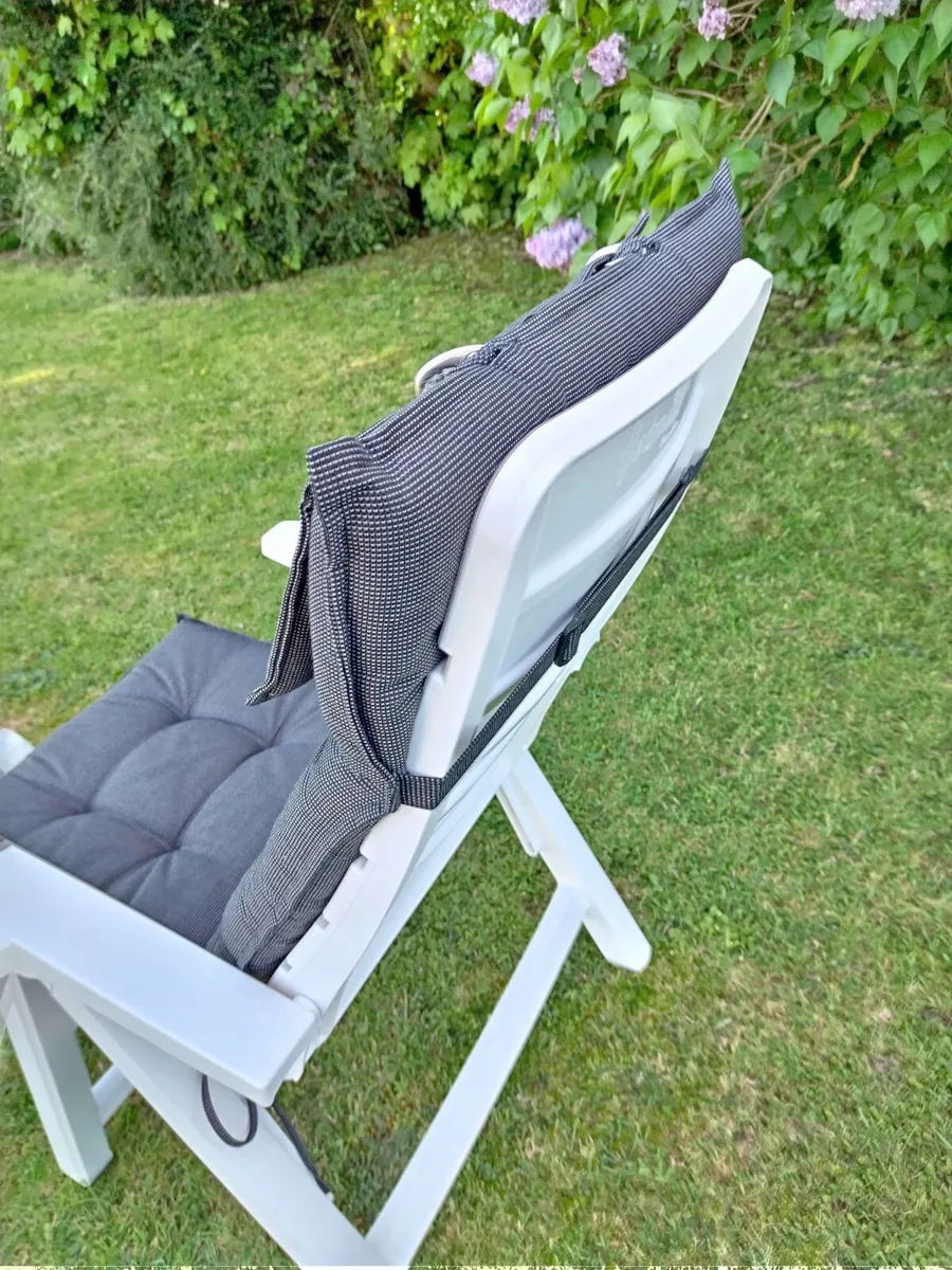 x1 Large White Plastic Recliner Garden Chair - Image 1