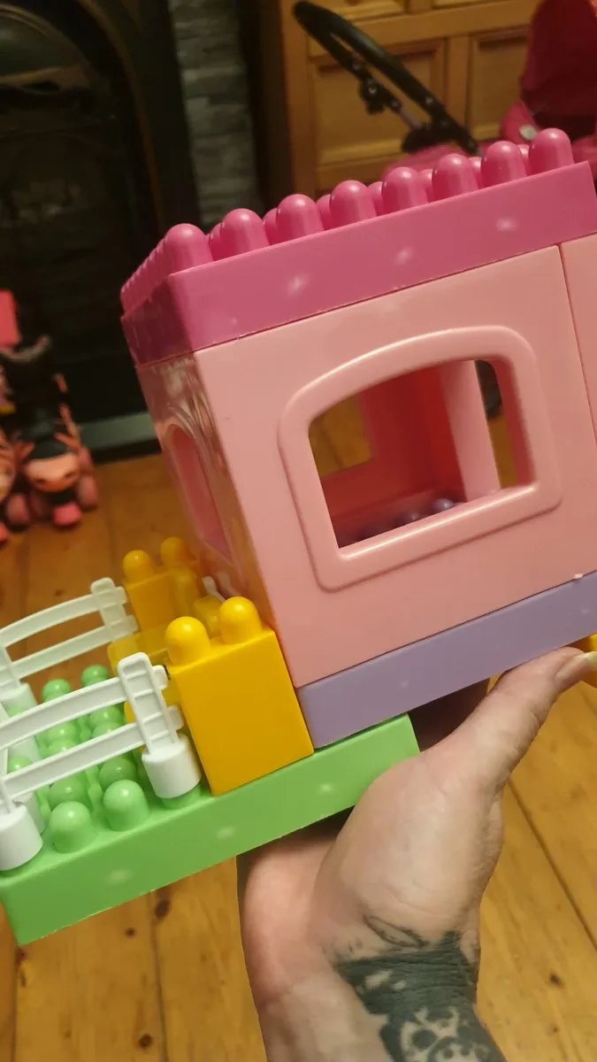 Lego house and stable - Image 3