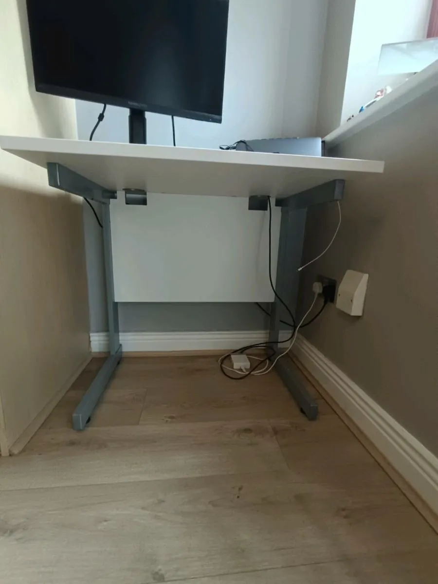 White desk - Image 1