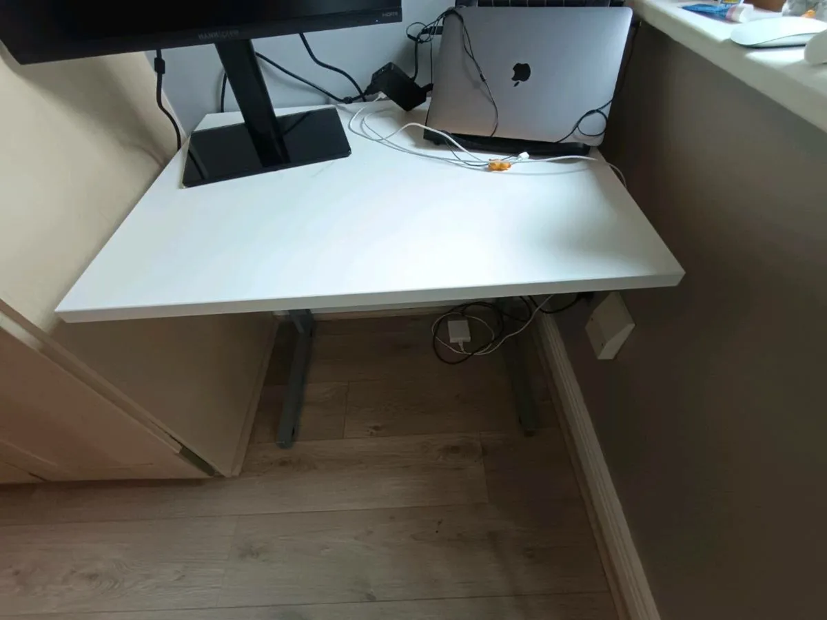 White desk - Image 2