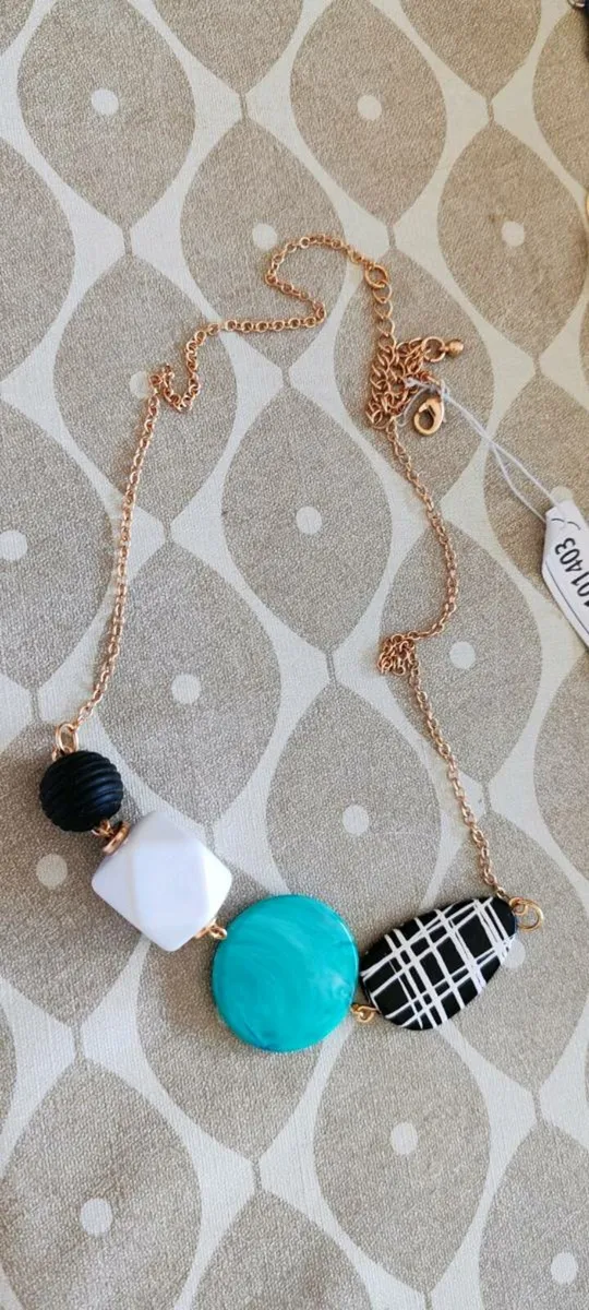 Costume necklace - Image 1