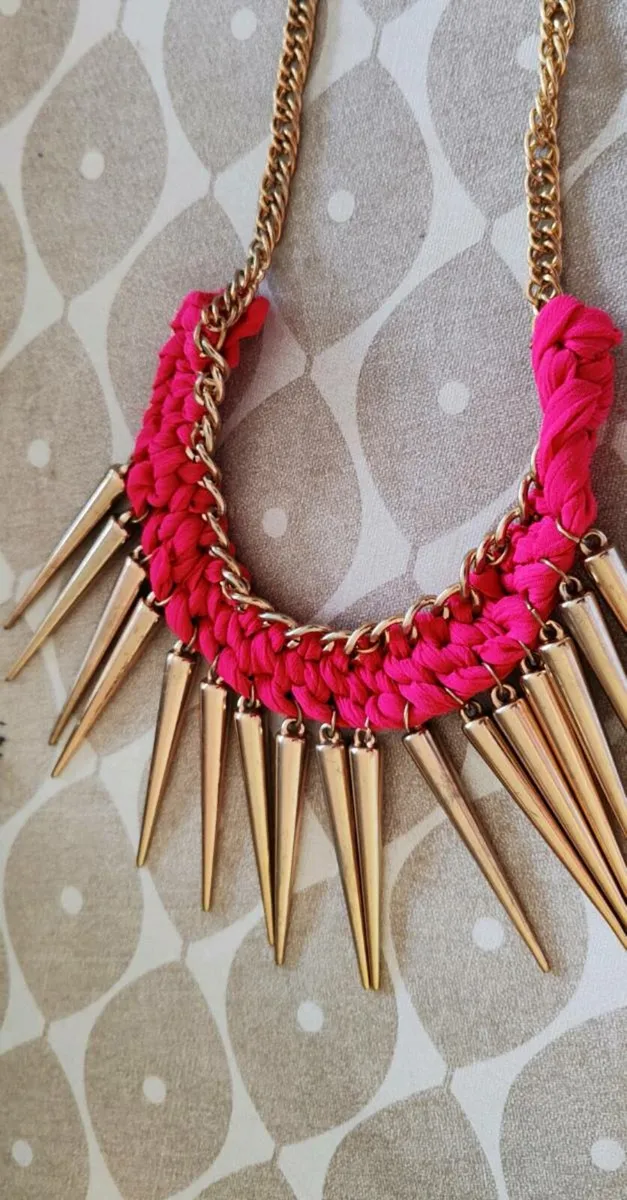 Costume necklace - Image 1