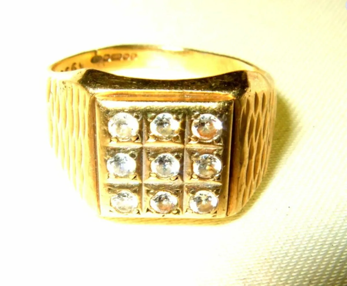 Vintage Gentlemans 9ct Gold Gemset Ring - Image 1