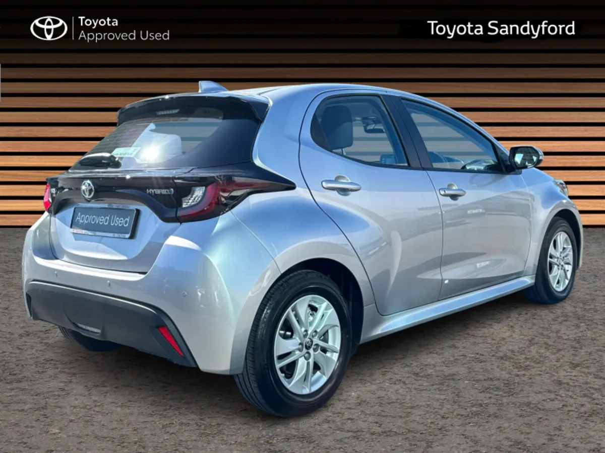 Toyota Yaris HYBRID LUNA // REAR CAMERA + FRONT & - Image 2