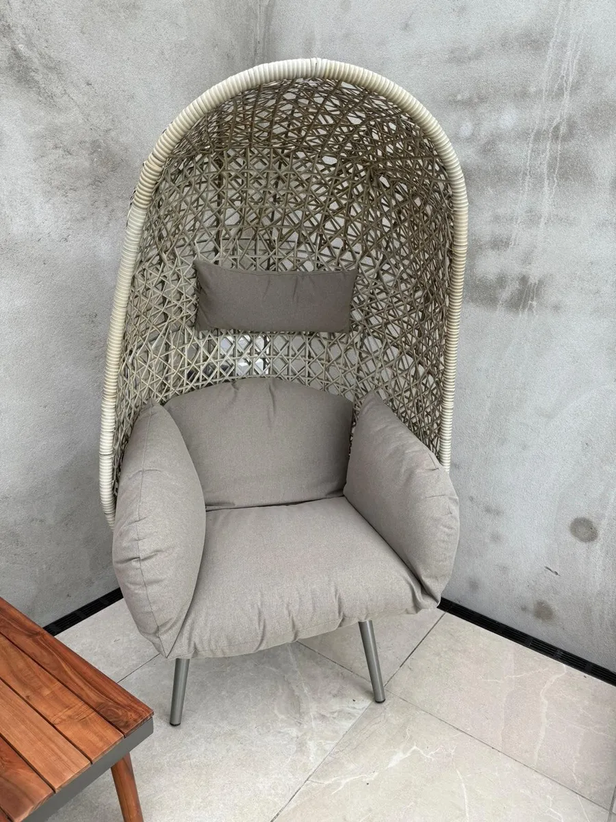 2 x Outdoor egg chairs - Image 1