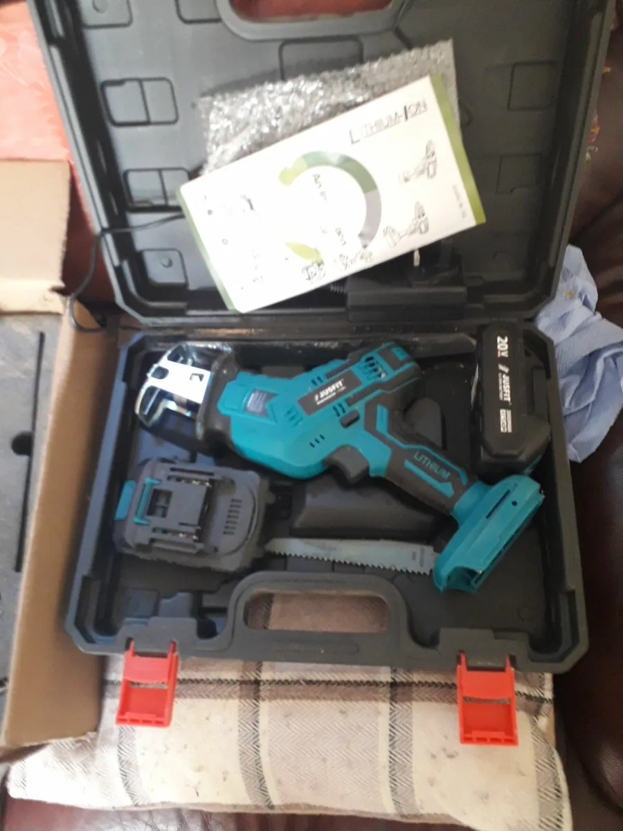 2 x 20v cordless reciprocating  saws + 2 battery's - Image 2