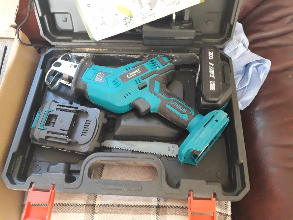 2 x 20v cordless reciprocating  saws + 2 battery's - Image 3