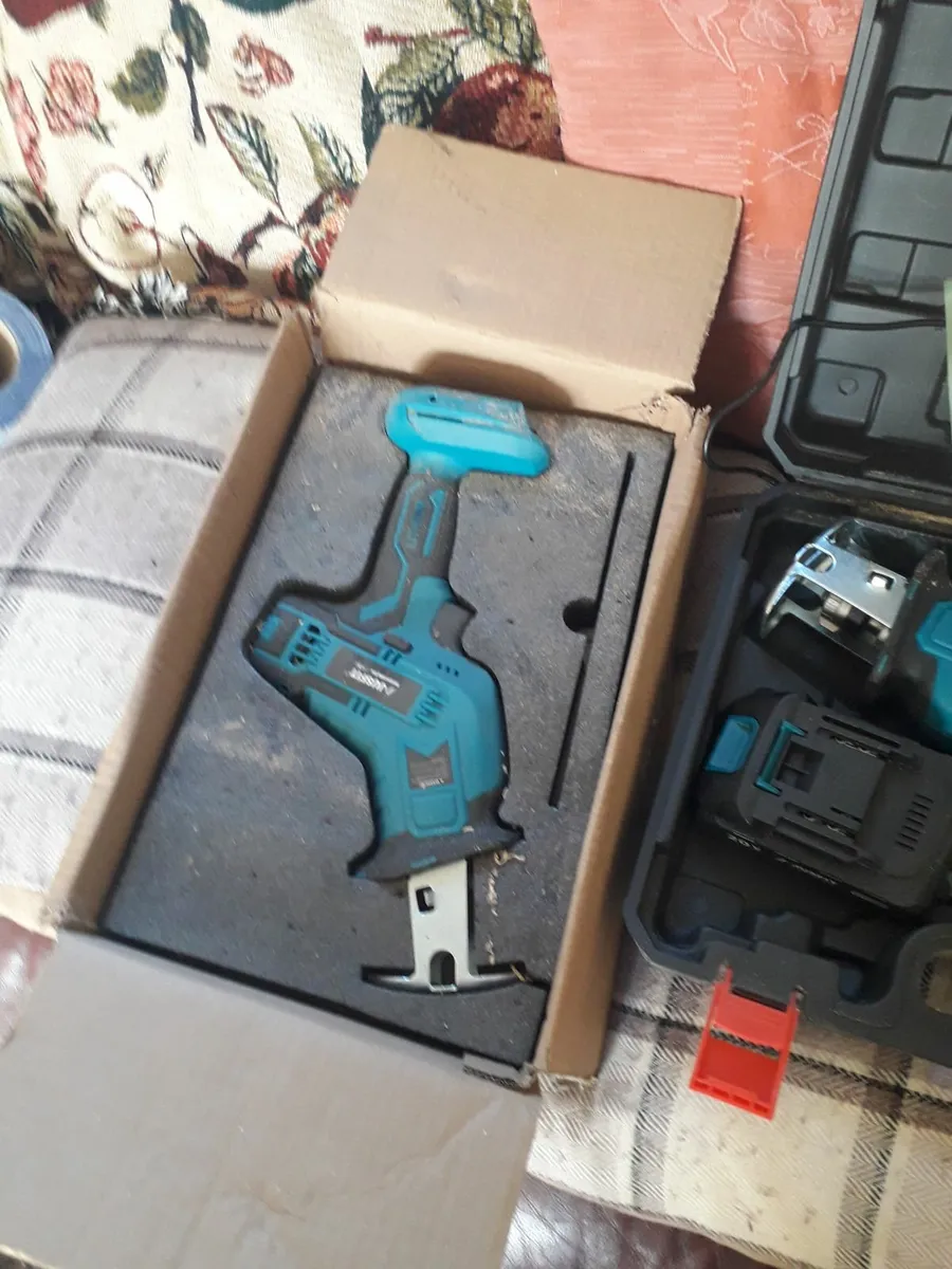 2 x 20v cordless reciprocating  saws + 2 battery's - Image 4