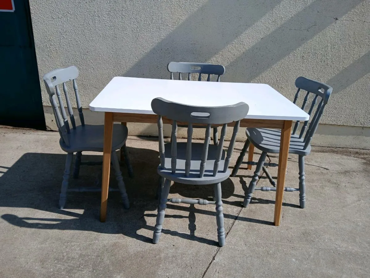 Table and 4 chairs - Image 1