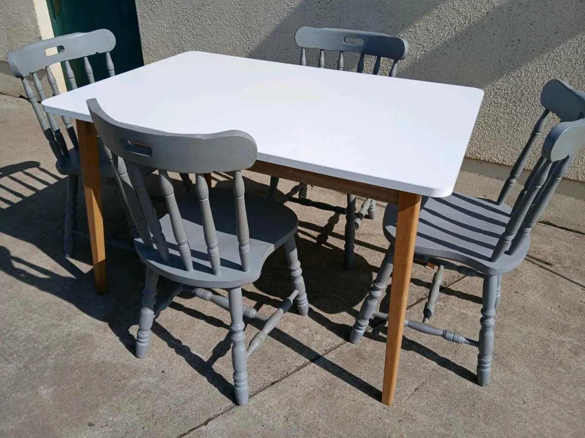 Table and 4 chairs - Image 2