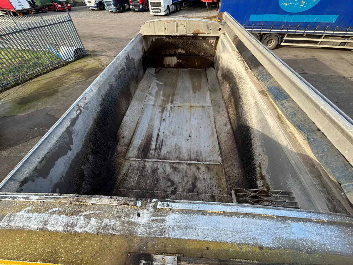 2011 Renault  tipper 460 engine Tar Spec - Image 4