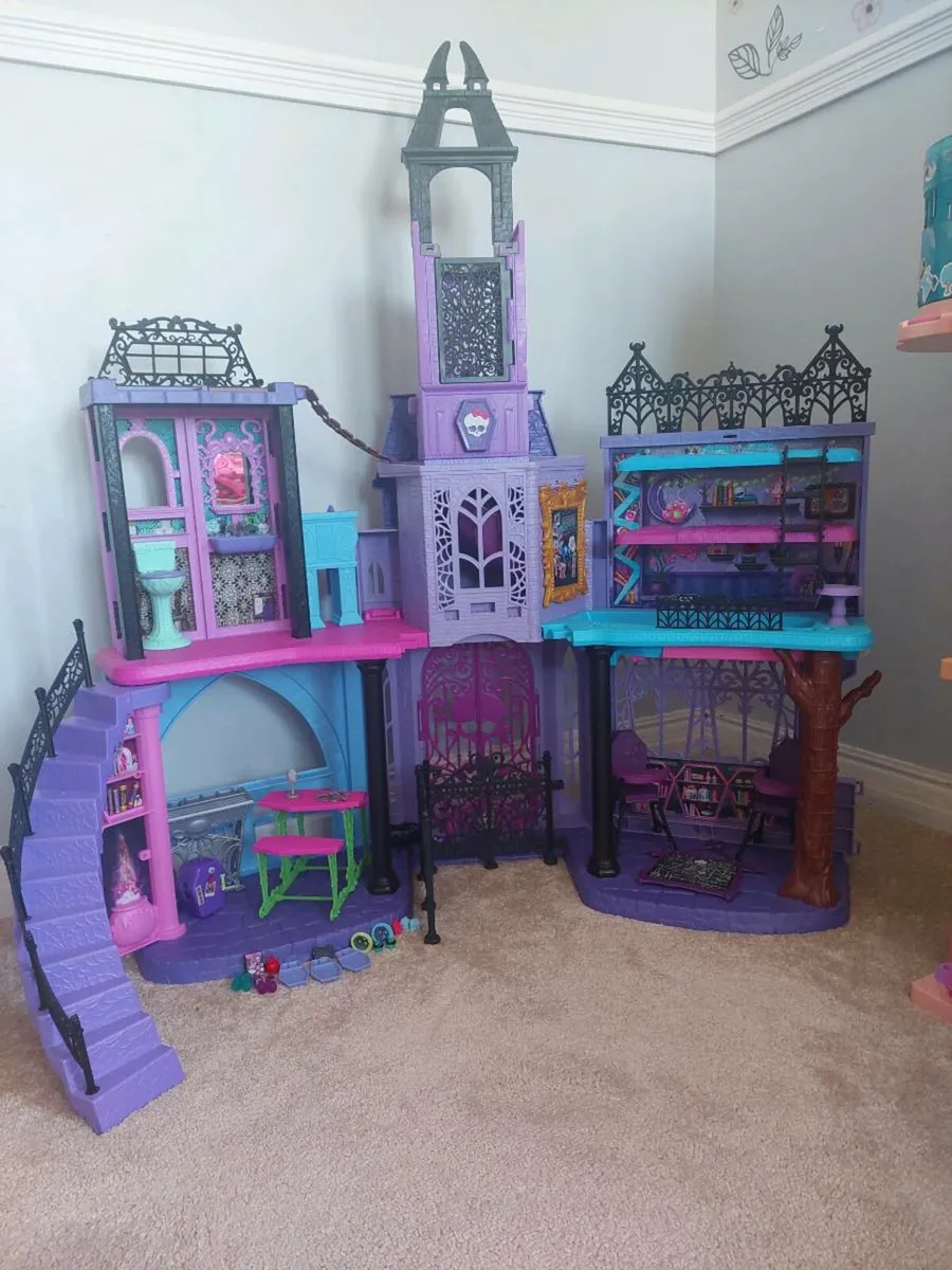 Monster High Haunted High School Playset