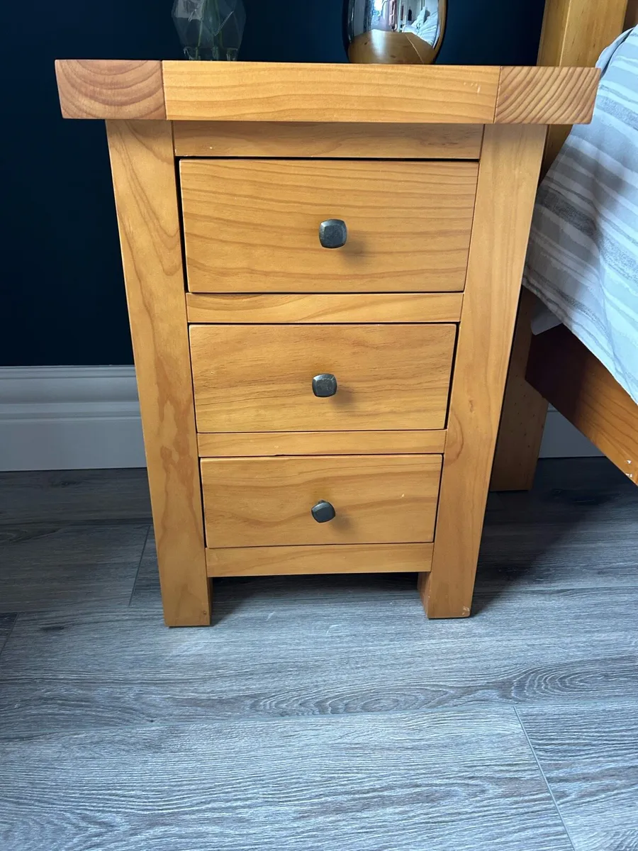 Kingsize bed & lockers - Image 4