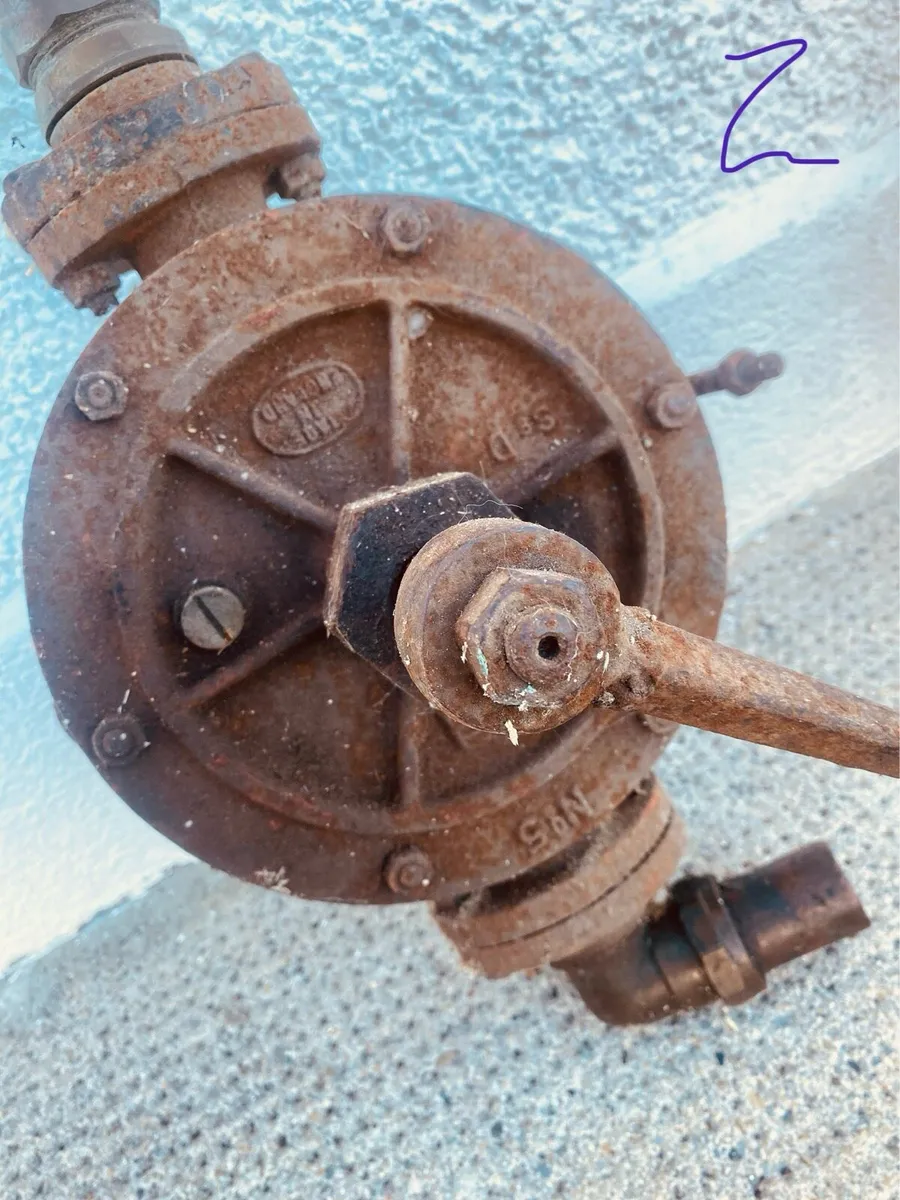 4 Vintage water pumps - Image 1