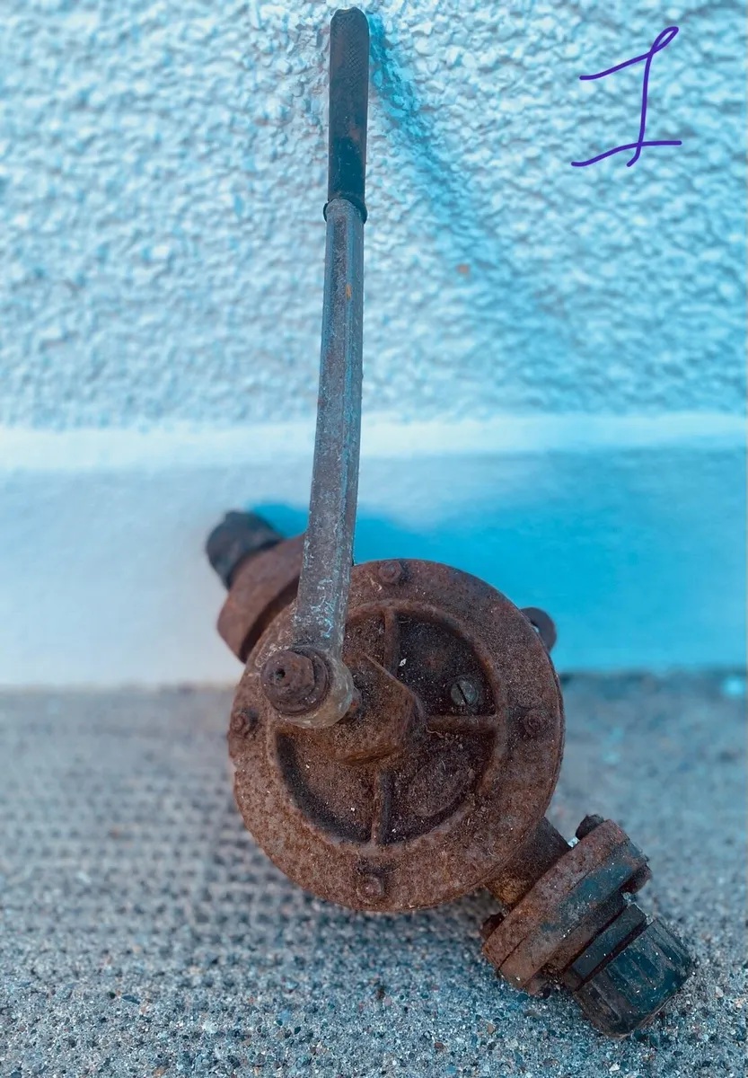 4 Vintage water pumps - Image 2