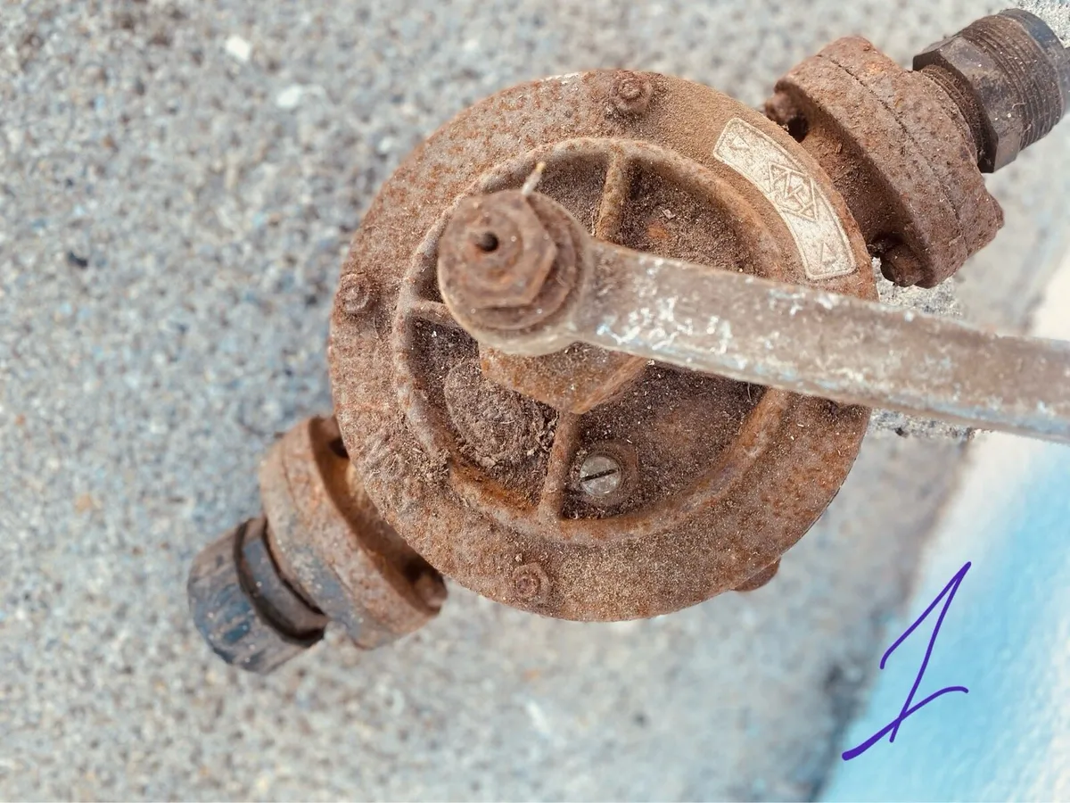 4 Vintage water pumps - Image 3