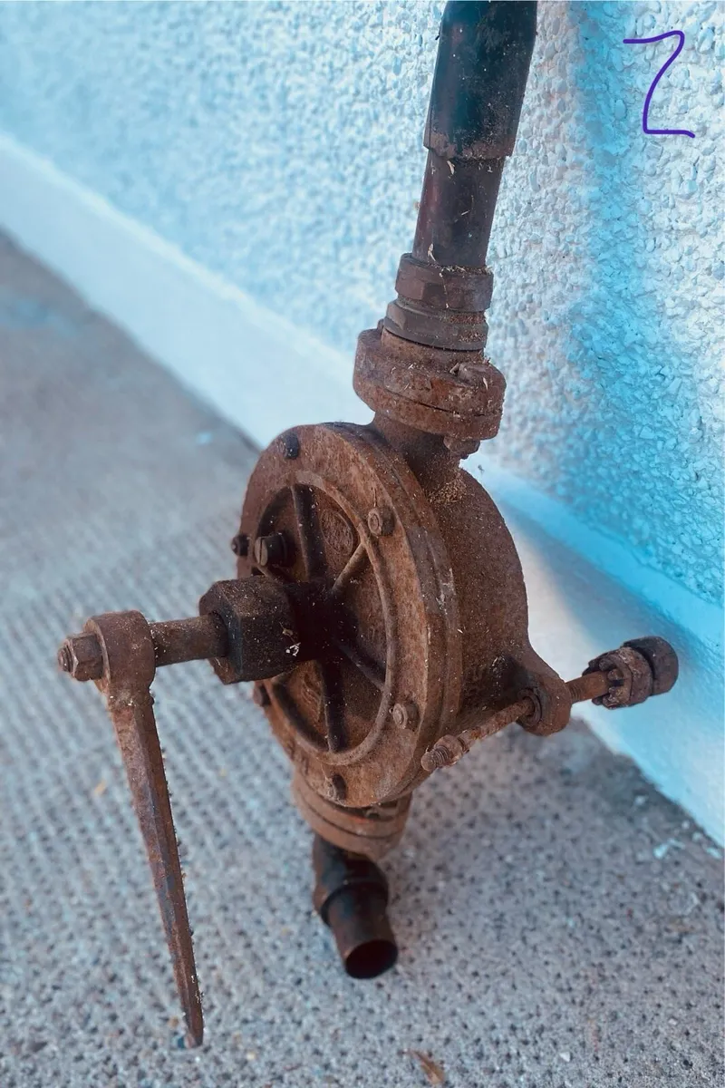 4 Vintage water pumps - Image 4