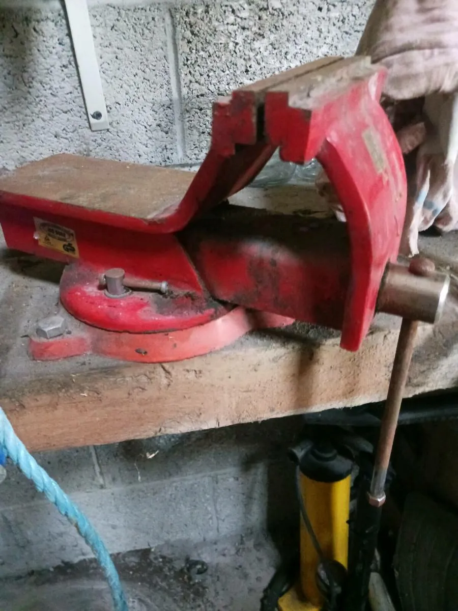 Swivel vice - Image 1