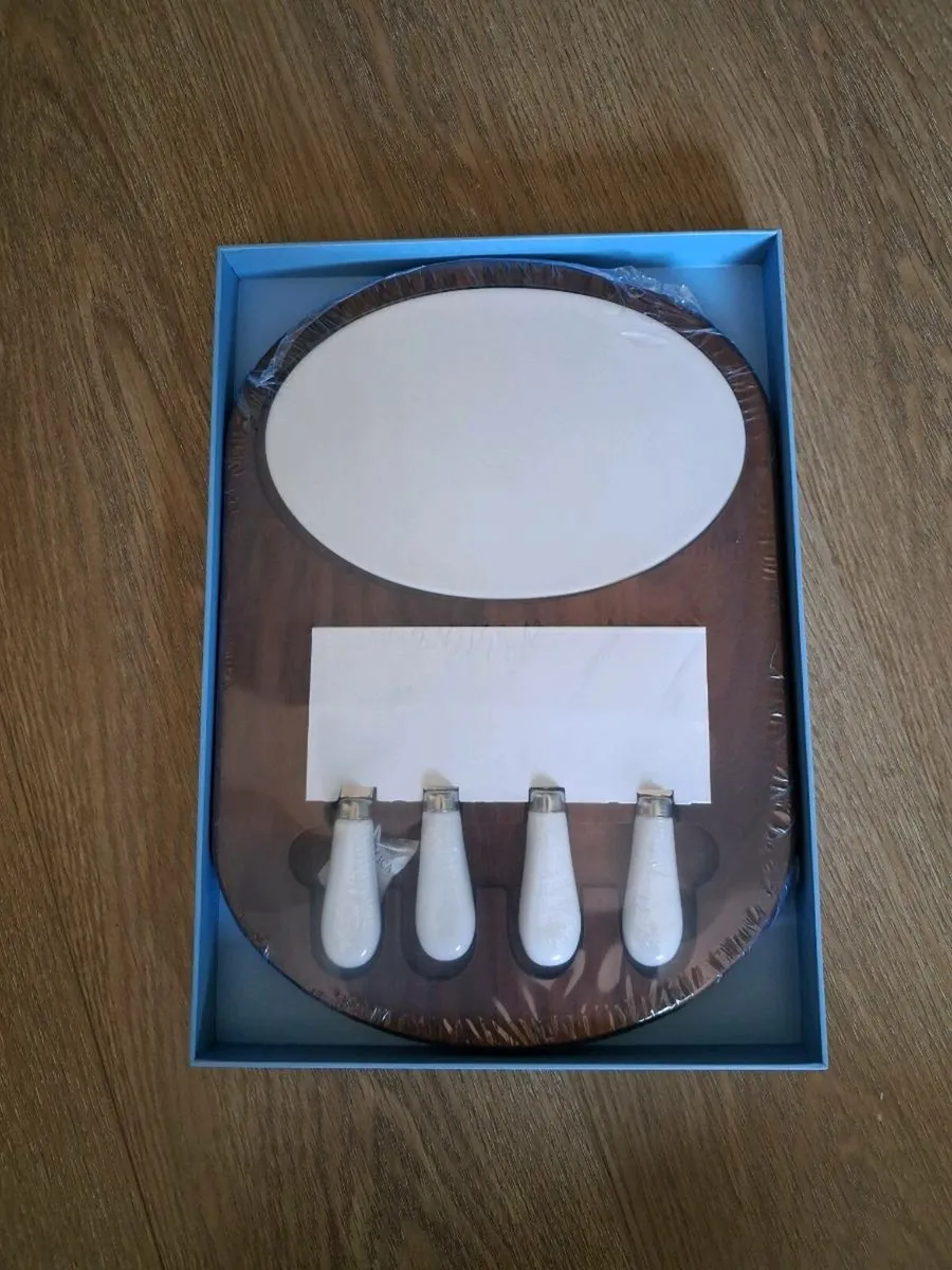 Newbridge wine glasses and cheese board - Image 4