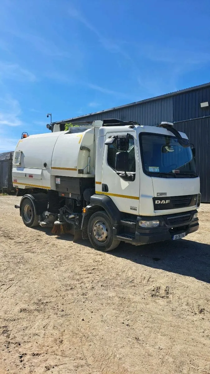 Daf road sweeper 2013 - Image 1
