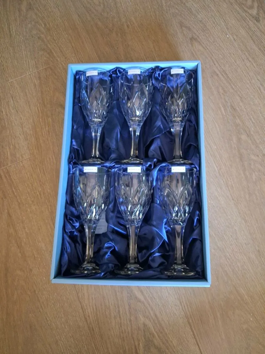 Newbridge wine glasses and cheese board - Image 2