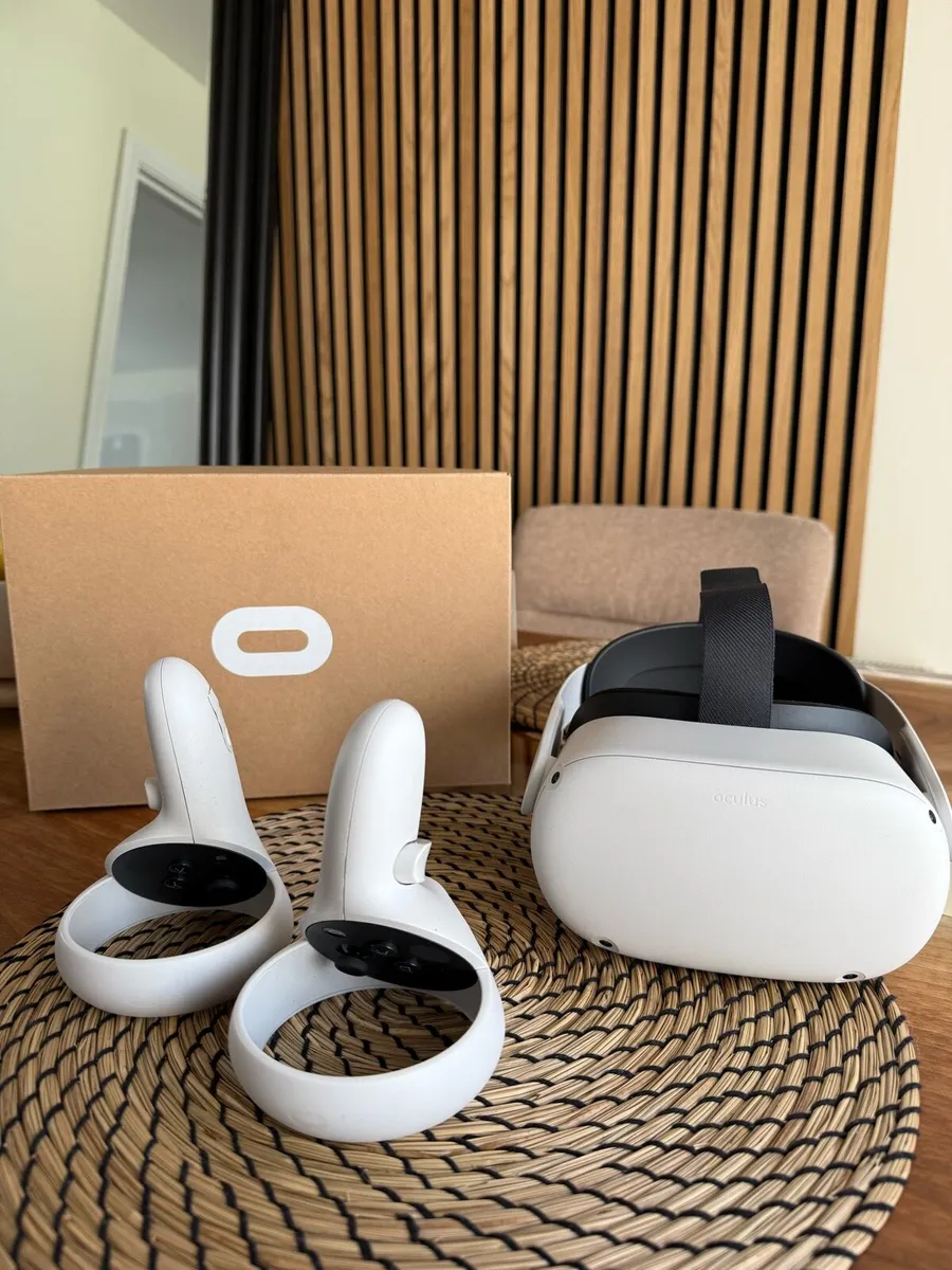 Oculus Quest 2 64GB VR headset + Elite head strap - Image 1